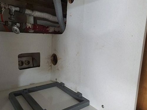 평동 하수구막힘 배관 상태를 확인한 뒤 배수 흐름과 주변 누수를 점검하는 모습